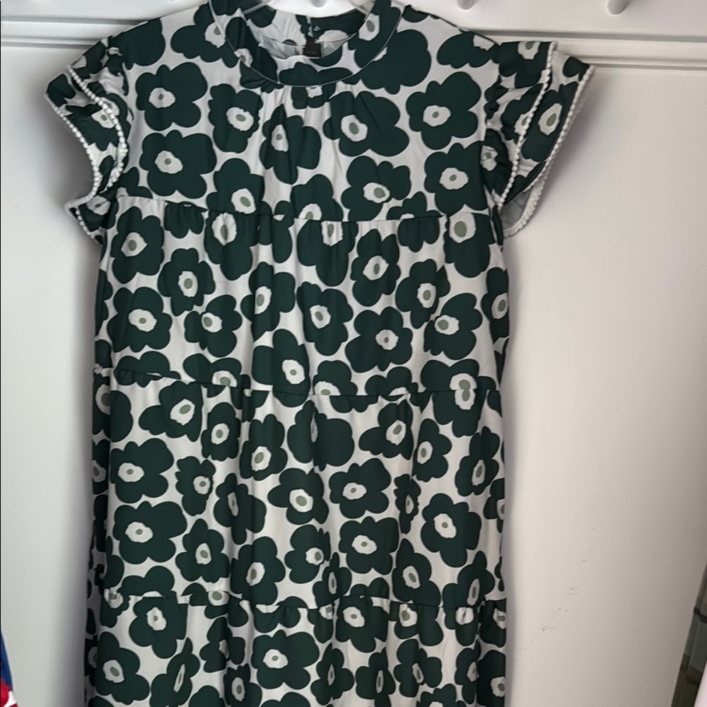 Floral Green and White Summer Shift Dress
Women’s size L